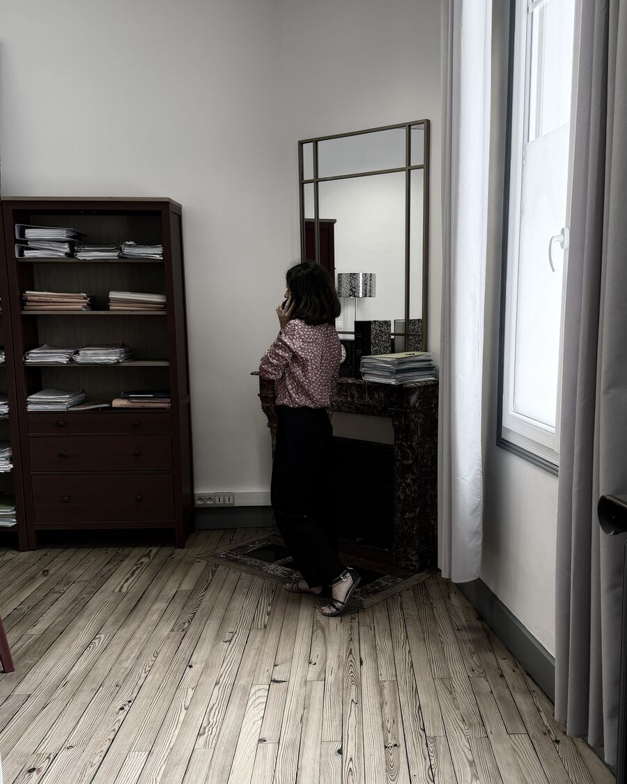 Maître Laure O'Kelly au travail dans son cabinet d'avocat à Agen